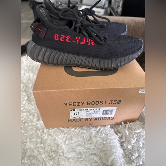 !!SOLD!!Adidas Yeezy Boost 350 V2 CBlack/CBlack/Red - Picture 6 of 9